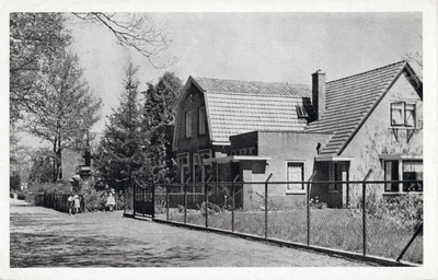 13638 Gezicht op de voor- en rechtergevel van een winkel/woonhuis aan de Woudenbergseweg te Maarsbergen (gemeente ...